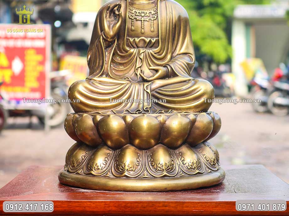Phật Bà Quan Âm được đúc theo thế ngồi kiết già trên đài hoa sen